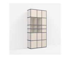 Individualisierbares Bücherregal aus Spanplatte in Beige. Moderne Designer-Möbel nach Maß.