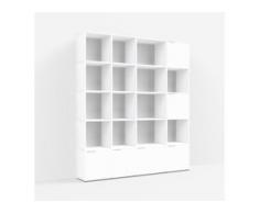 Individualisierbares Bücherregal aus Spanplatte in Weiß. Moderne Designer-Möbel nach Maß.