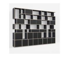 Individualisierbares Bücherregal aus Massivholz in Schwarz. Moderne Designer-Möbel nach Maß.