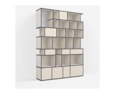 Individualisierbares Bücherregal aus Spanplatte in Beige. Moderne Designer-Möbel nach Maß.