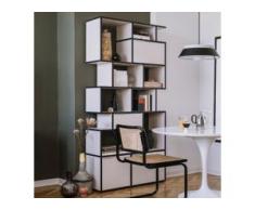 Individualisierbares Bücherregal aus Spanplatte in Beige. Moderne Designer-Möbel nach Maß.