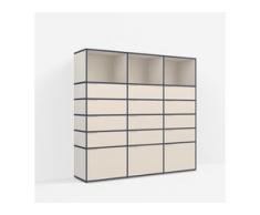 Individualisierbares Bücherregal aus Spanplatte in Beige. Moderne Designer-Möbel nach Maß.