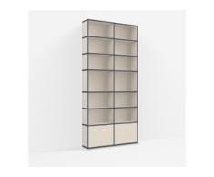 Individualisierbares Bücherregal aus Spanplatte in Beige. Moderne Designer-Möbel nach Maß.