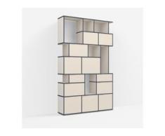 Individualisierbares Bücherregal aus Spanplatte in Beige. Moderne Designer-Möbel nach Maß.