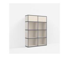 Individualisierbares Bücherregal aus Spanplatte in Beige. Moderne Designer-Möbel nach Maß.