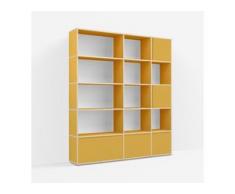 Individualisierbares Bücherregal aus Spanplatte in Gelb. Moderne Designer-Möbel nach Maß.