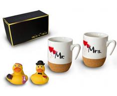 Mr & Mrs - Kaffeetassen/Hochzeitsgeschenk für Brautpaar mit Korkboden und Badeenten Geschenkset zum Valentinstag (Paar)