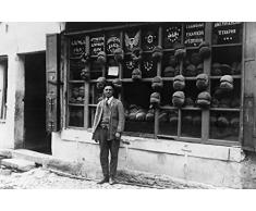 Turkey Bakery 1922 Na Baker steht vor der amerikanischen Bäckerei mit Schildern in armenischer Ladino, englischer Ottomane, Türkisch, Griechisch und Russisch in OrtakY Istanbul Türkei, Foto von 1922