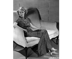 Bette Davis auf einer weißen Couch mit Armlehnen auf dem Stuhl, Arm und Hand auf dem Schoß, Fotodruck, 20,3 x 25,4 cm