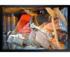 Poster Gießerei Nahaufnahme von Stiefel und Spurs von Cowboys auf Ein Zaun Foto Kunstdruck von proframes 20x14 inches Framed Poster