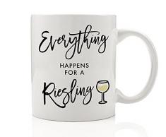 Digibuddha Funny Wein Kaffee Becher Christmas Gifts Everything Happens for A Riesling Best Geburtstag Geschenke für Mama 313 ml Keramik Tasse dm0047