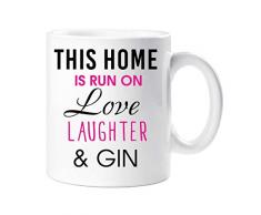 60 Second Makeover Limited 60SECMUG691 Tasse mit Aufschrift „60 Second Makeover This Home Is Run On Love Laughter and Gin“, Geschenk für Mutter, Freunde, Geburtstag, Weihnachten, keramik, weiß