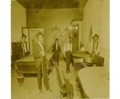 Saloon Gambling Hall & Poster von Buffalo Bill 1915, tolles Bild eines Saloon Ein Billardtisch hat Billardtisch an der Wand voller Queues, ein Kartentisch (Faro) mit Kartendeck, Würfeltisch mit Poker Chi
