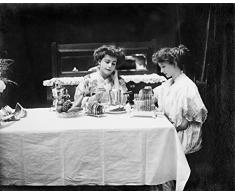 Electric Cookware 1908 Ntwo Frauen sitzend am Frühstückstisch mit elektrischer Kaffeekanne, Eierkocher und Toaster, alle hergestellt von General Electric fotografiert im 1908 Posterdruck