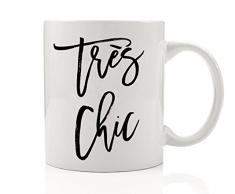 Digibuddha Très Chic Kaffee Becher 11 oz Drinkware mit Stylischer Sprüche Sehr in Mode in French Zitat Cup für Freundinnen Fashionista Presents Trendige Geschenk Ideen dm0039