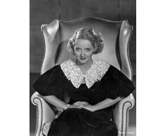 Posterazzi Bette Davis sitzt auf Einer weißen Leder-Couch mit Händen auf dem Schoß, schwarzes Kleid mit weißem Spitzenband, Fotodruck, 20,3 x 25,4 cm