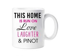 60 Second Makeover Limited 60SECMUG689 Tasse mit Aufschrift „60 Second Makeover This Home Is Run On Love Laughter and Pinot“, Geschenk für Mutter, Freunde, Geburtstag, Weihnachten, keramik, weiß