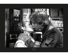 Komar Wandbild Star Wars Classic Leia Han Kiss Quote | Kinderzimmer, Jugendzimmer, Dekoration, Kunstdruck | ohne Rahmen | WB123-70x50 | Größe: 70 x 50 cm (Breite x Höhe)