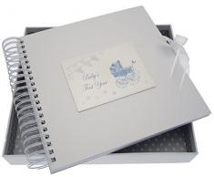 White Cotton Cards Baby s First Year Card/Memory Book (blau Kinderwagen und Wimpelkette)