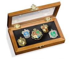The Noble CollectionHogwarts House Pin - Fünf Stifte in der Vitrine. Harry Potter Edle Sammlung
