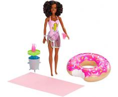 Barbie GHT21 Puppe (AA) und Spielset mit Donut-Schwimmring, Tisch und mehr